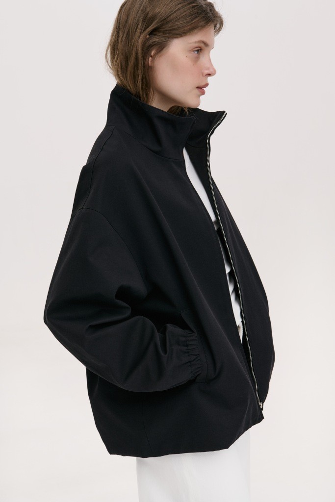 МІНІМАЛІСТИЧНА КУРТКА-БОМБЕР З ВИСОКИМ  КОМІРОМ-СТІЙКОЮ 1263 зображення 1